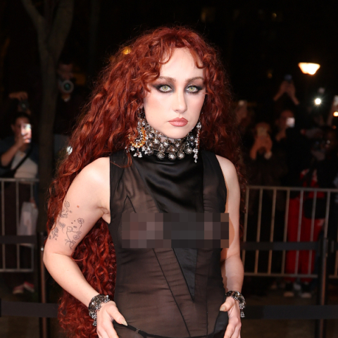 Η Τσάπελ Ρόουν στην Εβδομάδα Μόδας του Παρισιού με μια διάφανη μαύρη δημιουργία Alexander McQueen - Συνεχίζει τη σειρά τολμηρών εμφανίσεών της μετά τα Grammy.