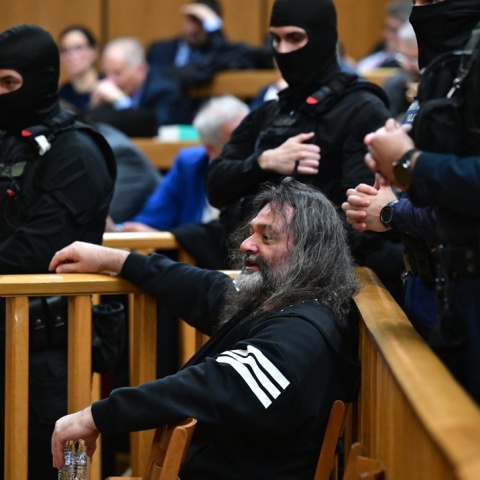 Ο Γιάννης Λαγός κατηγορούμενος στη δίκη για την εγκληματική οργάνωση Χρυσή Αυγή