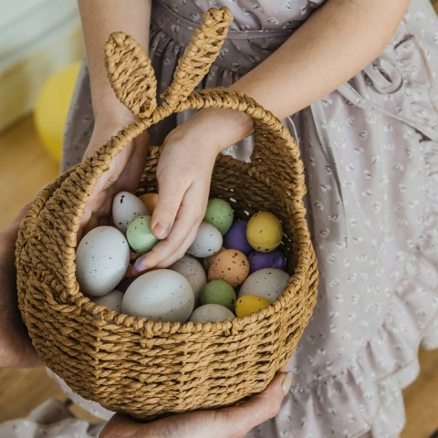 Κοριτσάκι βγάζει αυγά από πασχαλινό καλαθάκι