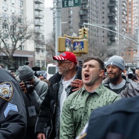 Αυτοσχέδιος εκρηκτικός μηχανισμός εκτοξεύτηκε έξω από την κατοικία του δημάρχου Νέας Υόρκης, Ζοχράν Μαμντάνι, κατά τη διάρκεια αντι-ισλαμικής διαδήλωσης.