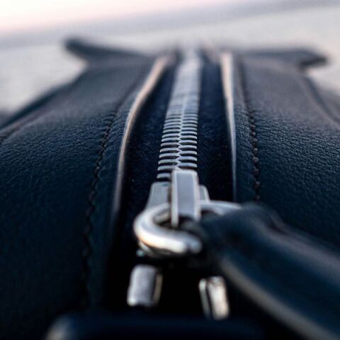 Δύο 16χρονοι συνελήφθησαν στη Νέα Ζηλανδία αφού άφησαν κατά λάθος σακίδιο με κάνναβη και 3.700 δολάρια έξω από φιλανθρωπικό κατάστημα.