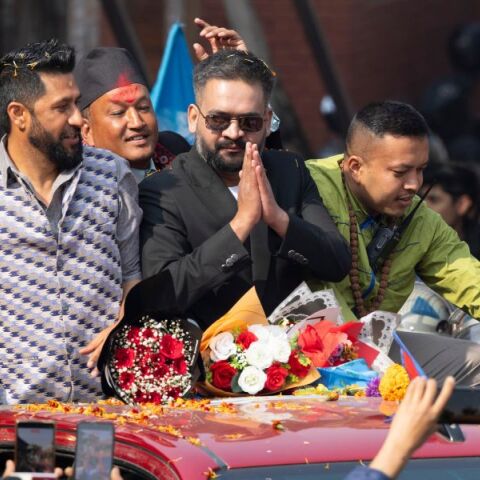 Ο πρώην ράπερ Μπαλέντρα Σαχ οδηγεί το κόμμα του σε σαρωτική νίκη στις εκλογές του Νεπάλ και ετοιμάζεται να γίνει ο νέος πρωθυπουργός.