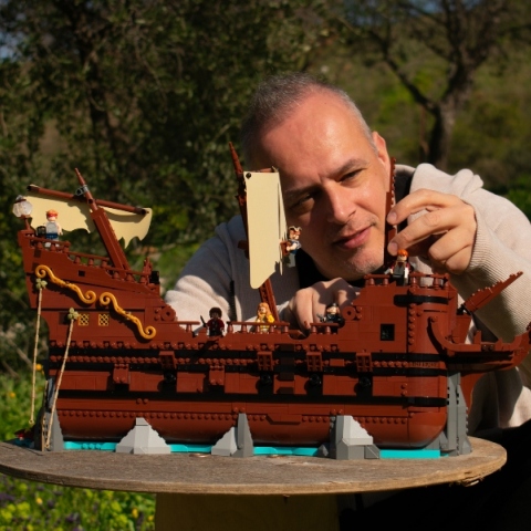 Ο Έλληνας designer Βαγγέλης Ντεζές μιλά για το LEGO Ideas σετ των Goonies, τη δεκαετή προσπάθεια πίσω από αυτό και τη συνεργασία με τη LEGO.