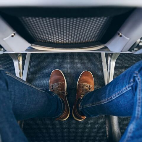 Πρώην αεροσυνοδός εξηγεί πώς οι μαύρες κάλτσες μπορεί να προκαλέσουν ατυχήματα σε νυχτερινές πτήσεις και τι πρέπει πραγματικά να φοράμε στο αεροπλάνο