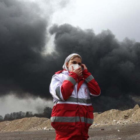 Ο Ερυθρός Σταυρός ζητά επειγόντως 44 εκατ. ευρώ για την ενίσχυση του Ιράν, καθώς οι ανάγκες σε 197 πόλεις για περίθαλψη και στέγαση αυξάνονται ραγδαία.