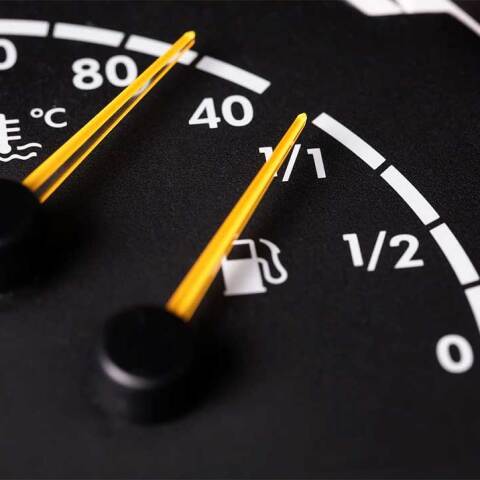 Δείκτης στο ταμπλό αυτοκινήτου που δείχνει πόση βενζίνη έχει το ντεπόζιτο