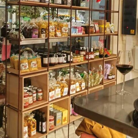 Beetroot 56: H Κυψέλη μόλις απέκτησε (και) μπαρ-μπακάλικο!