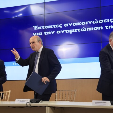 Σταύρος Παπασταύρου, Κωστής Χατζηδάκης και Τάκης Θεοδωρικάκος παρουσιάζουν τα μέτρα για το πλαφόν σε τρόφιμα και καύσιμα