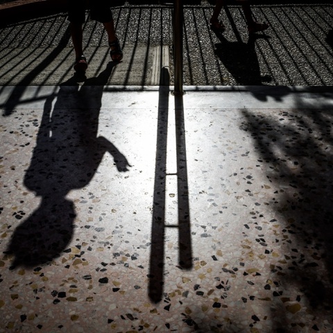 Σκιές μαθητών σε τάξη