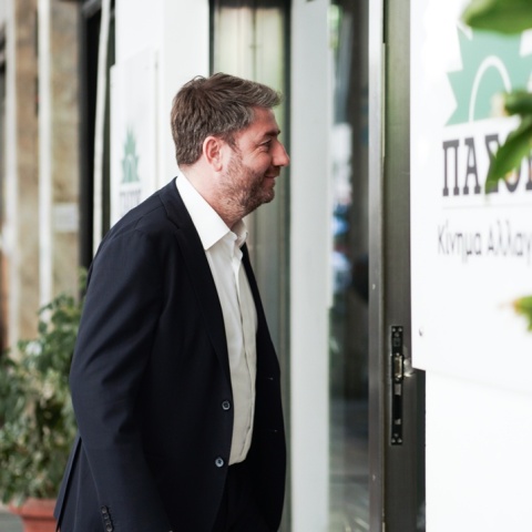 Ο Νίκος Ανδρουλάκης προσέρχεται στα γραφεία του ΠΑΣΟΚ στη Χαριλάου Τρικούπη