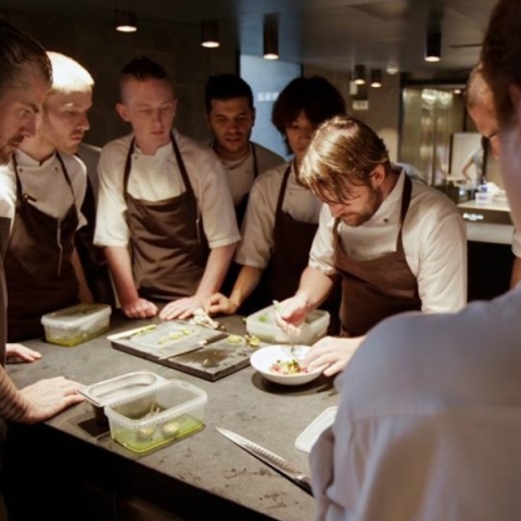 Σκηνή από το ντοκιμαντέρ για το ΝΟΜΑ και τον διάσημο σεφ του 