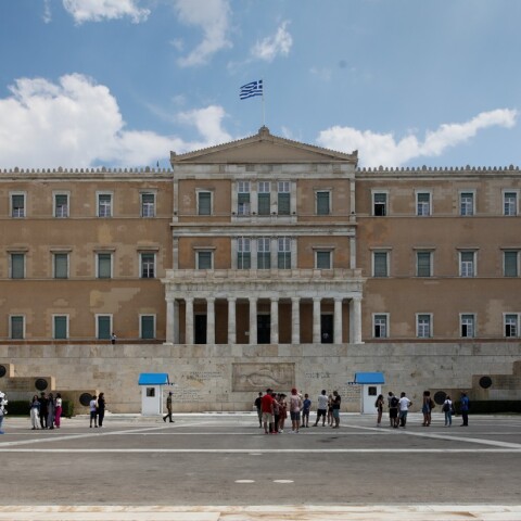 Τροχαίο ατύχημα με δύο μηχανές έξω από τη Βουλή - Στο νοσοκομείο σε σοβαρή κατάσταση ο ένας οδηγός