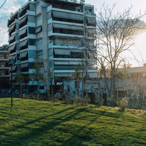 Ο Δήμος Αθηναίων εγκαινίασε νέο πάρκο 3,8 στρεμμάτων στη Ριζούπολη, με 653 φυτεύσεις, αστικό εξοπλισμό και διαμορφωμένες διαδρομές, ενισχύοντας το πράσινο