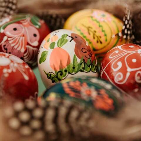 Πασχαλινά αυγά σε καλάθι