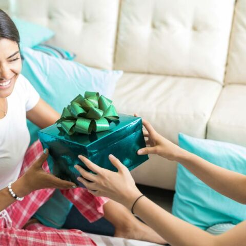 Ποιοι γιορτάζουν σήμερα 16 Μαρτίου 2026; Το εορτολόγιο της Athens Voice σου τους θυμίζει. Μην ξεχάσεις να τους δώσεις τις καλύτερες ευχές σου!