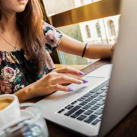 Εργαζόμενη σε γραφείο