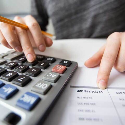 Λογιστής υπολογίζει τον φόρο εισοδήματος