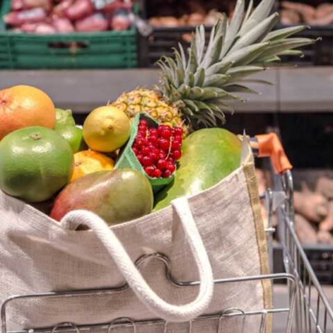 Τρόφιμα σε τσάντα σούπερ μάρκετ