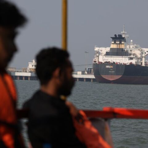 Το Ιράν επιτρέπει τη διέλευση ινδικών πλοίων από τα Στενά του Ορμούζ, χαλαρώνοντας τον αποκλεισμό που απειλεί τον παγκόσμιο ενεργειακό εφοδιασμό.