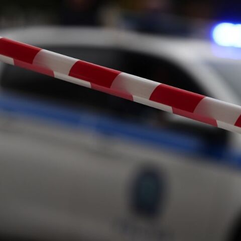 Σε τέσσερις προσαγωγές για τους πυροβολισμούς στη Νέα Μάκρη προχώρησε η αστυνομία - Ερευνάται η εμπλοκή τουρκικών δικτύων σε ξεκαθάρισμα λογαριασμών.