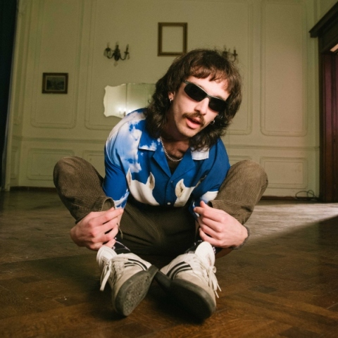 Ο French Fry συστήνεται στην Athens Voice με το «Apple Pie», ένα δυνατό indie rock single που προαναγγέλλει το ντεμπούτο άλμπουμ «Quit Your Job» και δείχνει το μέλλον της σκηνής.