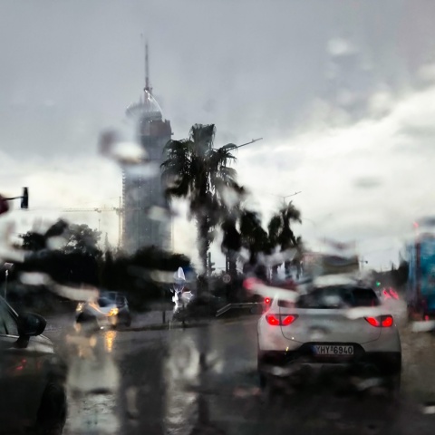 Τζάμι αυτοκινήτου εν μέσω βροχής