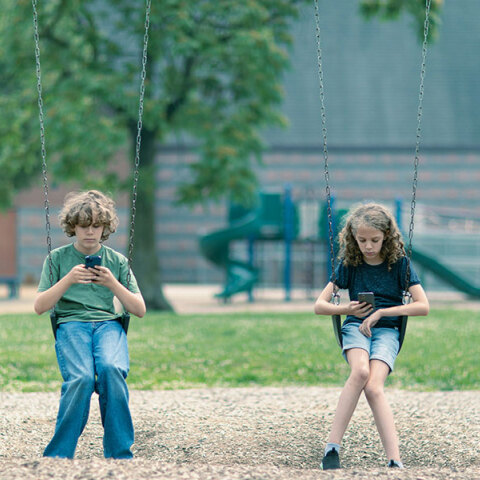 Παιδιά με κινητά στις κούνιες