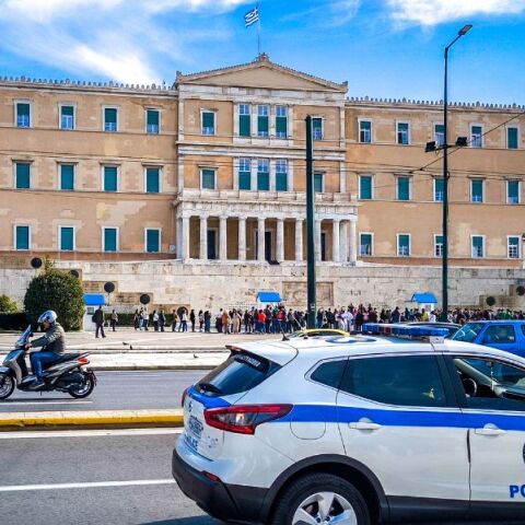 Προφυλακιστέος ο αστυνομικός που προκάλεσε το θανατηφόρο τροχαίο έξω από τη Βουλή, κατηγορούμενος για επικίνδυνη οδήγηση και ανθρωποκτονία εξ αμελείας.