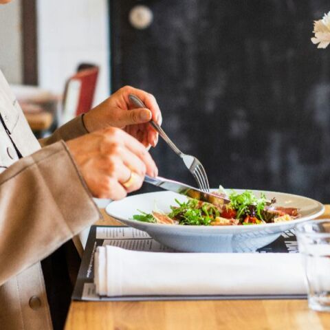 Είναι αλήθεια ότι αν τρώμε αργά το βράδυ παχαίνουμε;