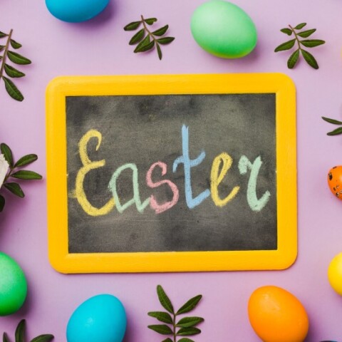 Πασχαλινά αυγά και μαυροπίνακας σε σχολείο