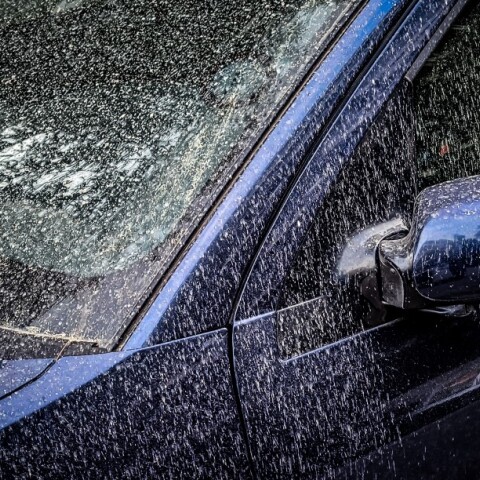 Αυτοκίνητο στο κέντρο της Αθήνας μετά τη λασποβροχή