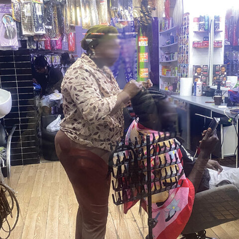 Σε βλέπω να πλέκεις κοτσιδάκια