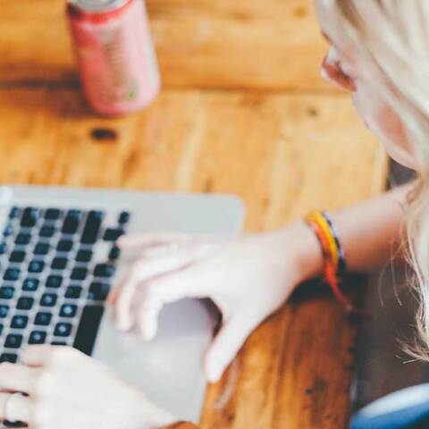 Εργαζόμενη μπροστά σε φορητό υπολογιστή