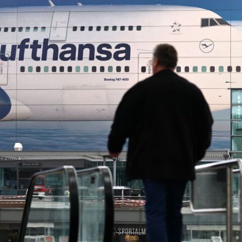 Οι ευρωπαϊκές αεροπορικές εταιρίες προειδοποιούν για αυξήσεις εισιτηρίων λόγω καυσίμων και πολέμου στο Ιράν, καλώντας τους επιβάτες να κλείσουν νωρίς.