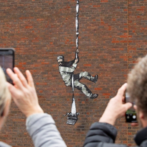 Το Reuters ξετύλιξε το κουβάρι: Από τα ερείπια της Ουκρανίας ως τα αστυνομικά αρχεία της Νέας Υόρκης, ο Banksy αποκτά όνομα - Τι σημαίνει η αποκαθήλωσή του;