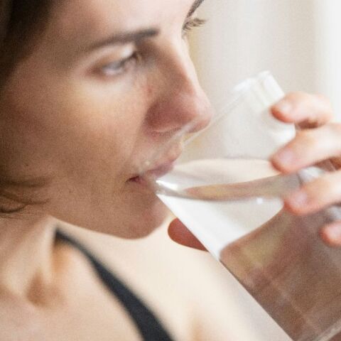 Τελικά πόσο νερό πρέπει να πίνουμε την ημέρα; - Πότε κινδυνεύουμε από αφυδάτωση