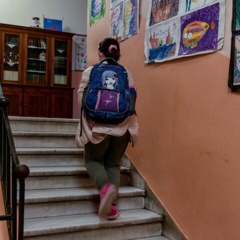 Μαθήτρια ανεβαίνει τη σκάλα σε σχολείο