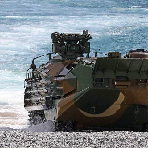 Απόβαση Αμερικανών πεζοναυτών σε νησί κατά τη διάρκεια στρατιωτικής άσκησης