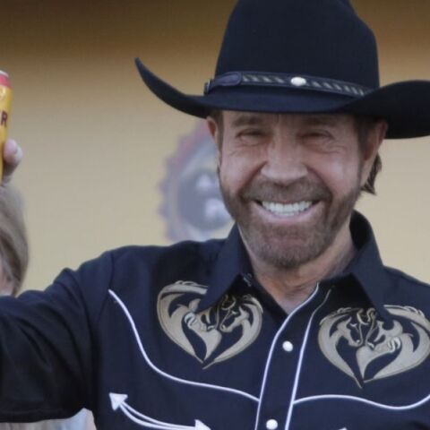 Τσακ Νόρις: Ο θρύλος των ταινιών δράσης είχε αποκαλύψει ποια ήταν η αγαπημένη του ατάκα - Μια ιστορία που τιμά το πιο χαρακτηριστικό του γνώρισμα.