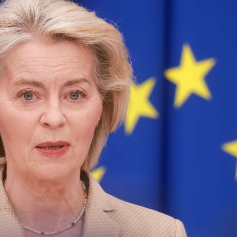 Ούρσουλα φον ντερ Λάιεν: Διαβεβαιώνει ότι η ΕΕ θα βρει τρόπο να εκταμιεύσει τα 90 δισ. ευρώ προς την Ουκρανία, παρά την επίμονη αντίσταση Όρμπαν 