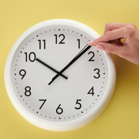 Χέρι που αλλάζει τους δείκτες ρολογιού