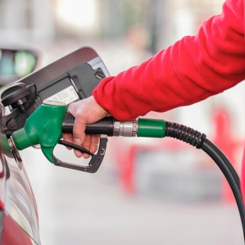 Υπάλληλος σε πρατήριο υγρών καυσίμων βάζει βενζίνη σε αυτοκίνητο