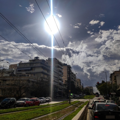 Σύννεφα στον ουρανό και ήλιος με δόντια