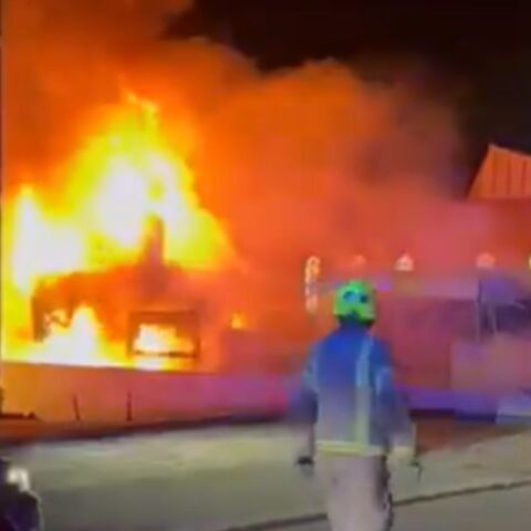 Εμπρησμός σε τέσσερα ασθενοφόρα στο Λονδίνο εξετάζεται ως αντισημιτικό έγκλημα - Δεν υπάρχουν τραυματίες, η αστυνομία αναζητά τρεις υπόπτους.