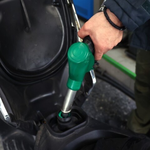 Υπάλληλος σε πρατήριο υγρών καυσίμων βάζει βενζίνη στη μηχανή