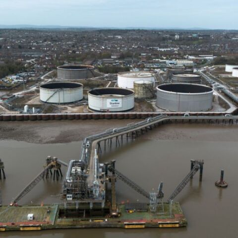 Οι τιμές του πετρελαίου ανέβηκαν ξανά πάνω από τα 100 δολάρια λόγω αντικρουόμενων αναφορών για συνομιλίες ΗΠΑ-Ιράν και της έντασης στα Στενά του Ορμούζ.