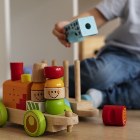 Παιδί παίζει με παιχνίδια