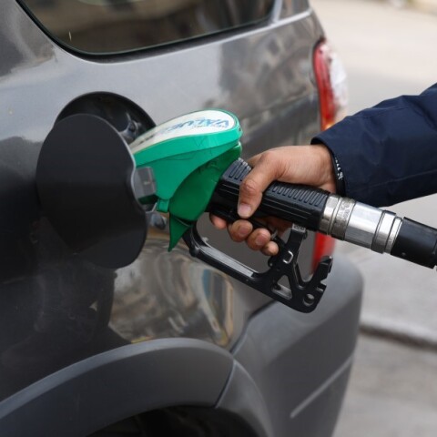 Εργαζόμενος σε πρατήριο υγρών καυσίμων βάζει βενζίνη σε όχημα