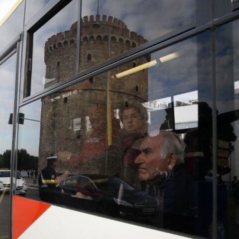 Νέα ρύθμιση αυστηροποιεί το πλαίσιο για την εισιτηριοδιαφυγή στα λεωφορεία του ΟΑΣΘ - Πρόστιμα έως 100 ευρώ - Κίνητρα συμμόρφωσης μέσω αγοράς κάρτας διαδρομών.