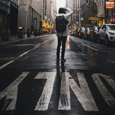 Πώς η μοναξιά έγινε αγορά: Οι singles, οι solo preneurs και η εποχή της αυτονομίας